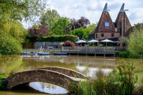 Vineyard Oast Sleeps 25